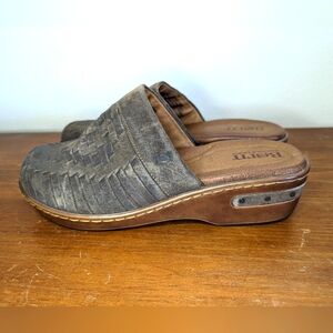 NWOT Born Yucatan Distressed Clogs Wet Weather (Grey) Women's Size 9